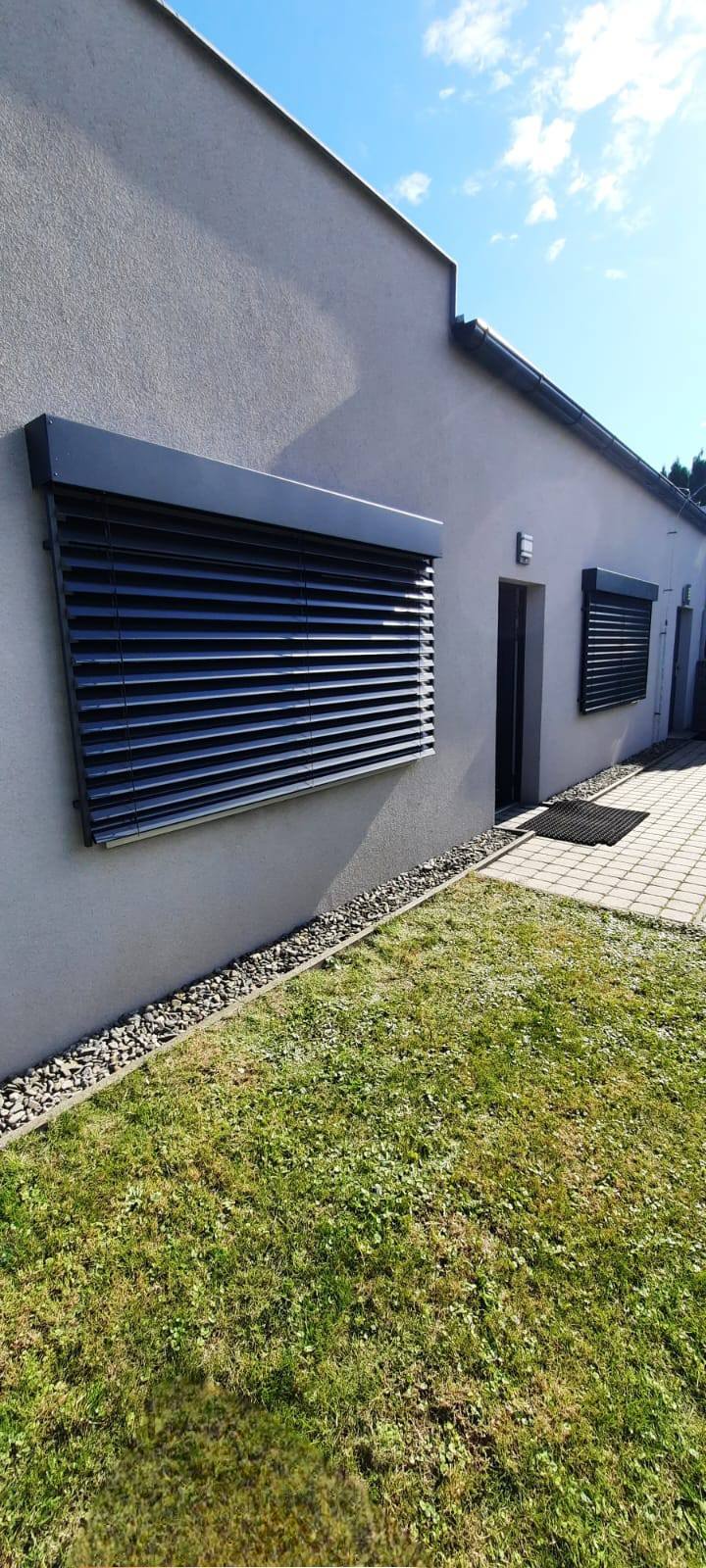 Venkovní žaluzie — Bungalov — boční fasáda